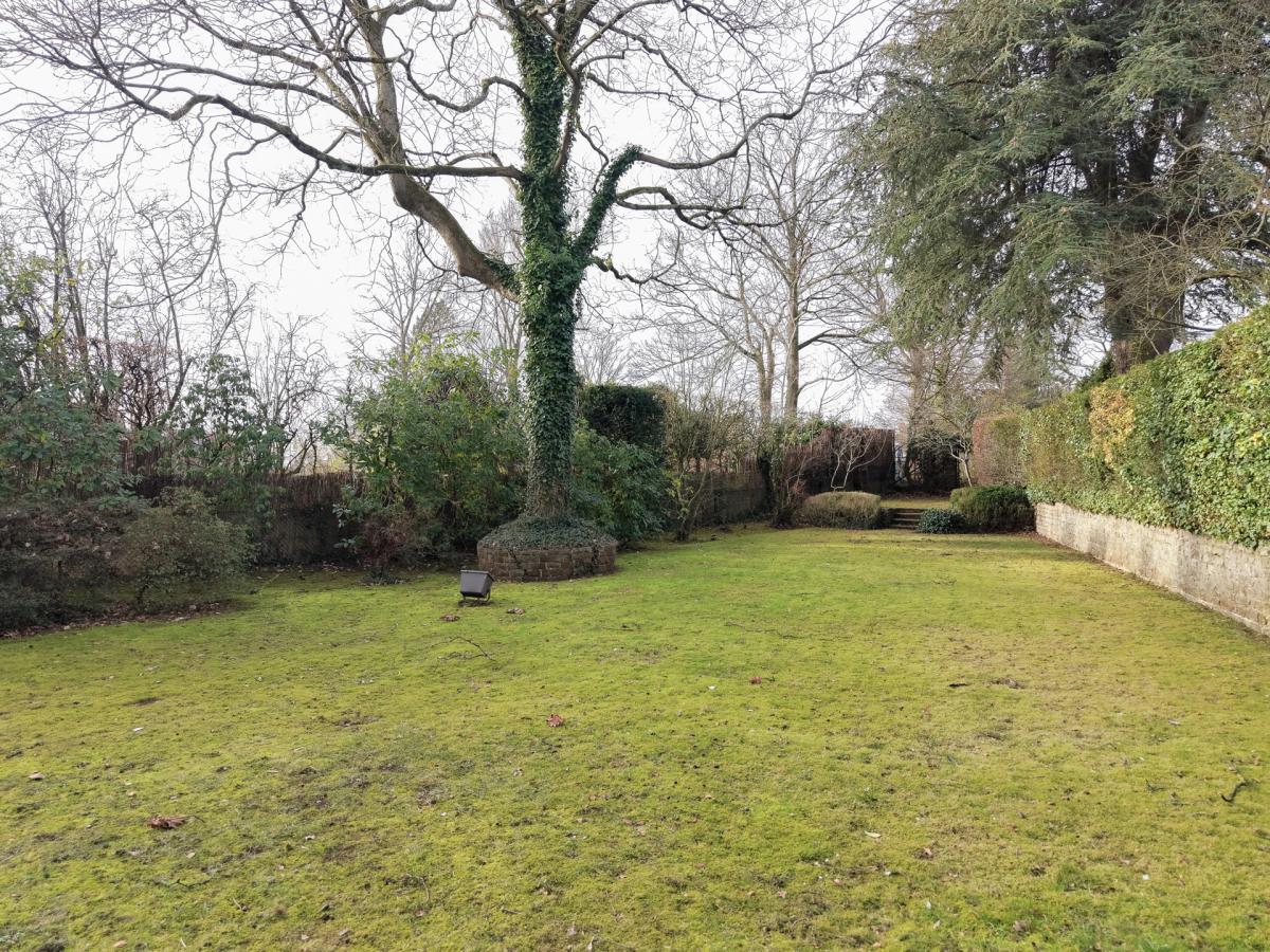 Leo Errera - Villa de 670 m² bruts, jardin & prof. libérale.