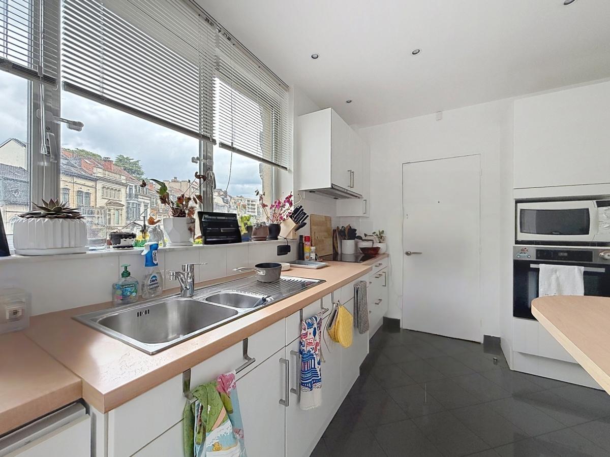 Roosevelt / Cambre : Bel appartement de standing + terrasse