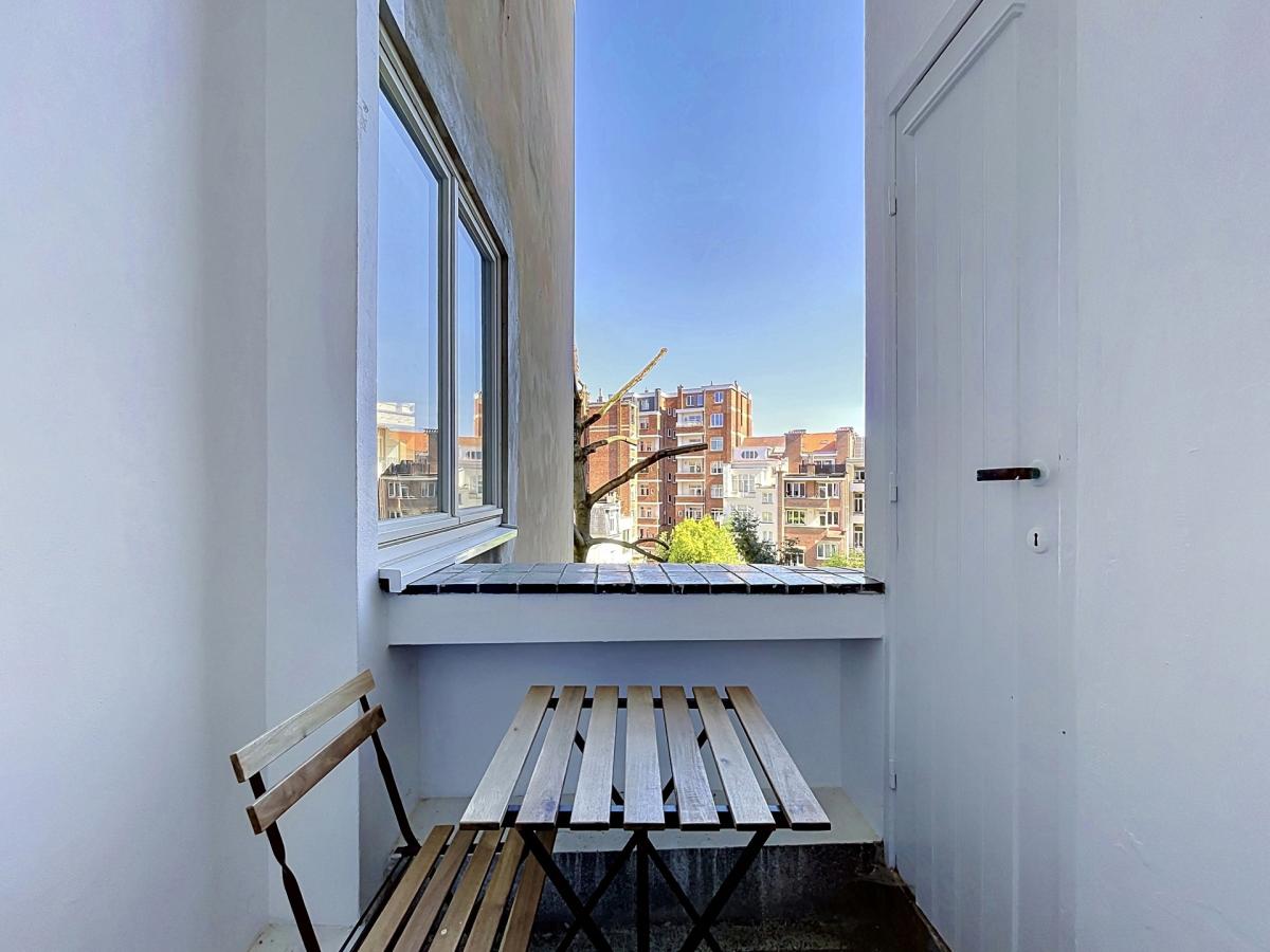 Place Brugmann : Appartement 2 chambres en parfait état + balcon