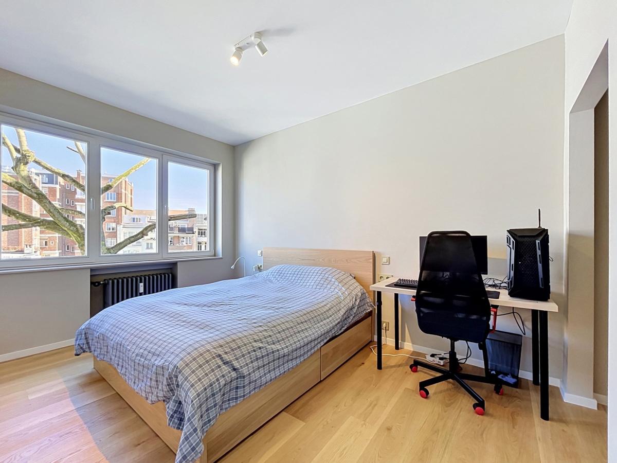 Place Brugmann : Appartement 2 chambres en parfait état + balcon