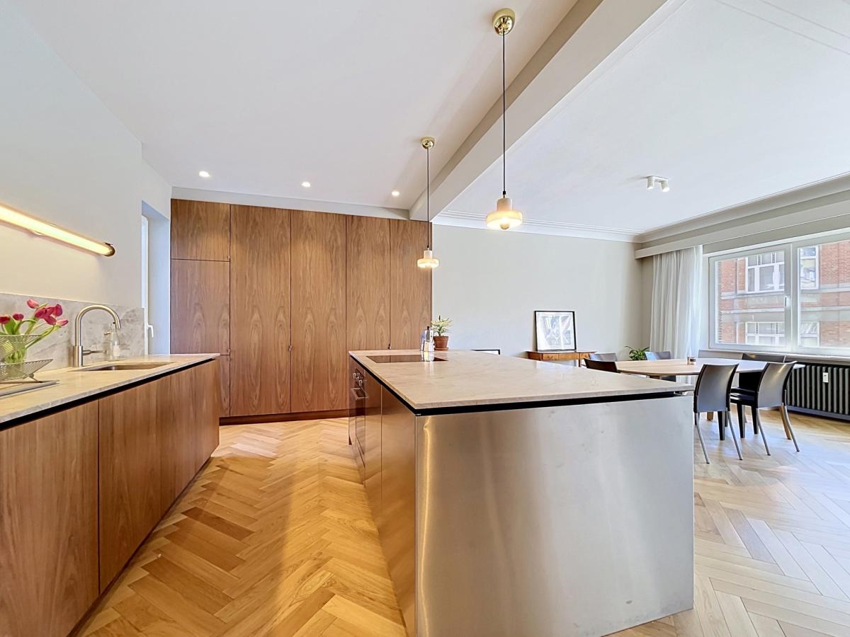 Place Brugmann : Appartement 2 chambres en parfait état + balcon
