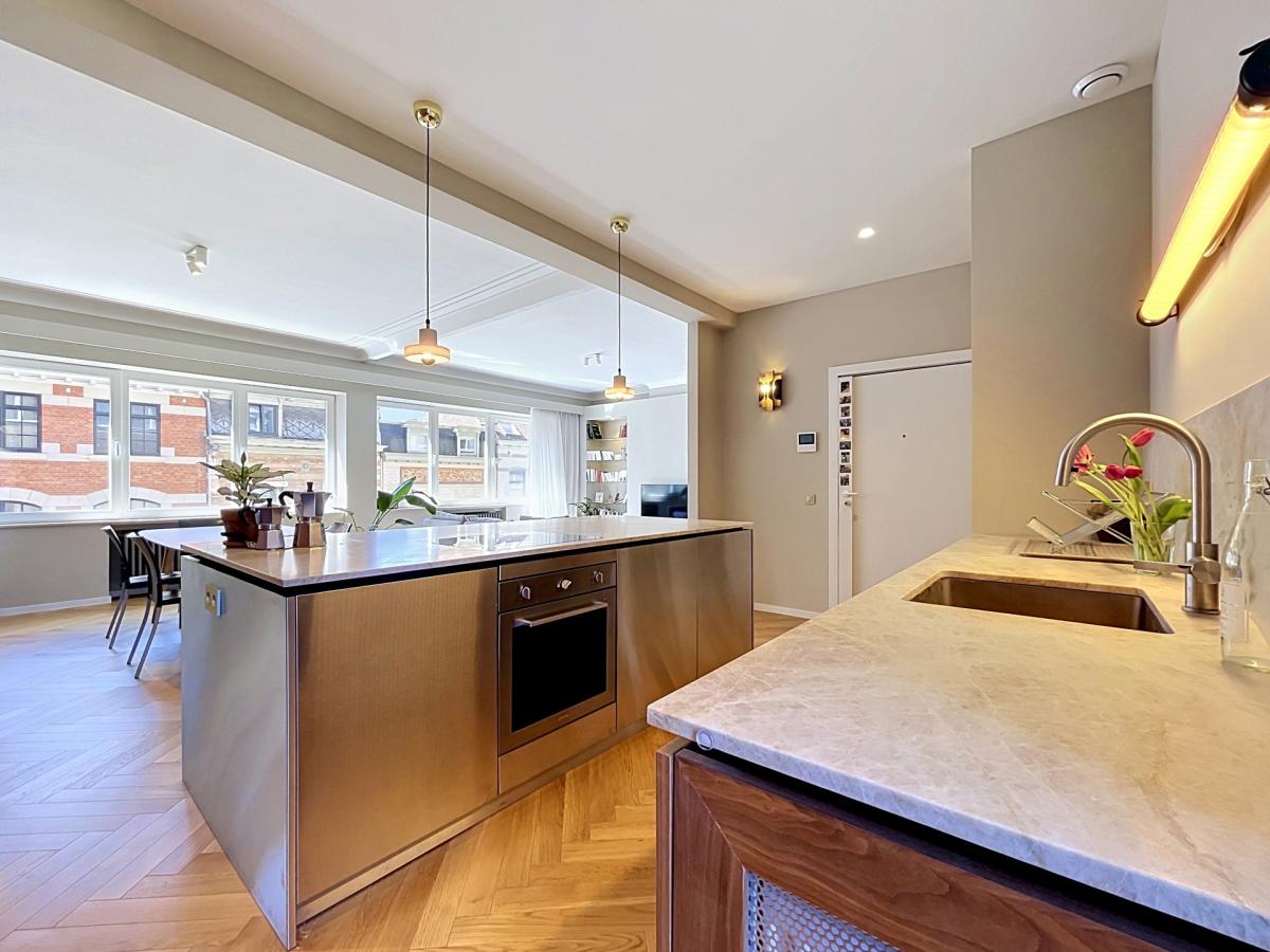 Place Brugmann : Appartement 2 chambres en parfait état + balcon