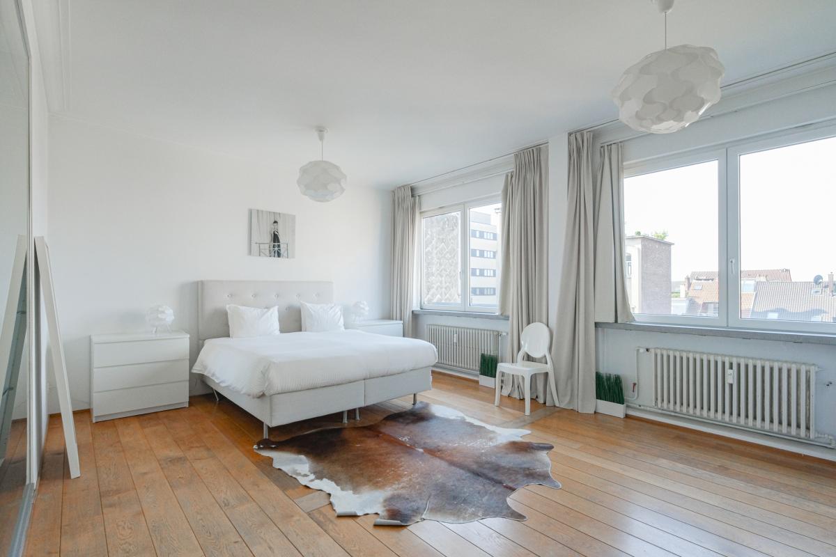 Louise/Châtelain: Magnifique appartement meublé