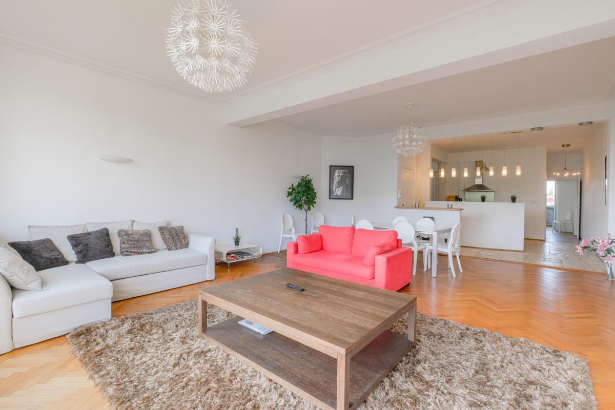 Louise/Châtelain: Magnifique appartement meublé