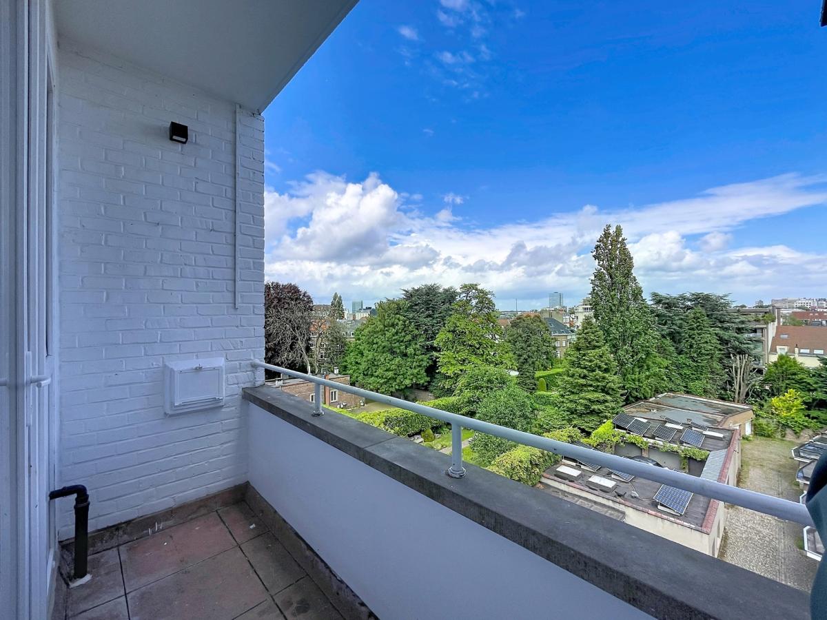 Pl. Brugmann/Molière : Penthouse rénové 2chambres + terrasse