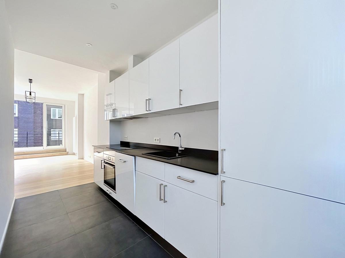 Pl. Brugmann/Molière : Penthouse rénové 2chambres + terrasse