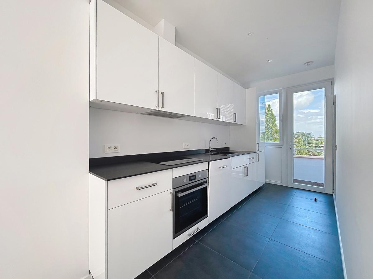 Pl. Brugmann/Molière : Penthouse rénové 2chambres + terrasse