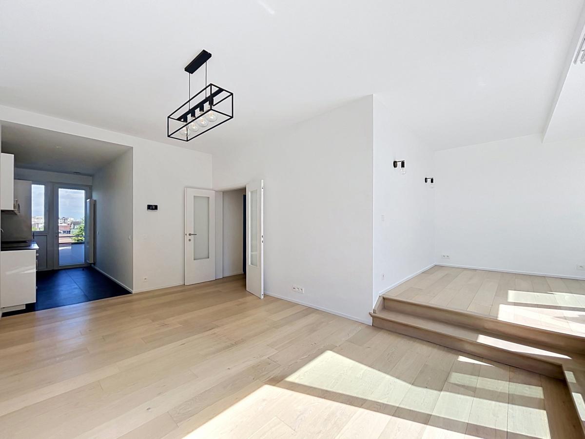 Pl. Brugmann/Molière : Penthouse rénové 2chambres + terrasse