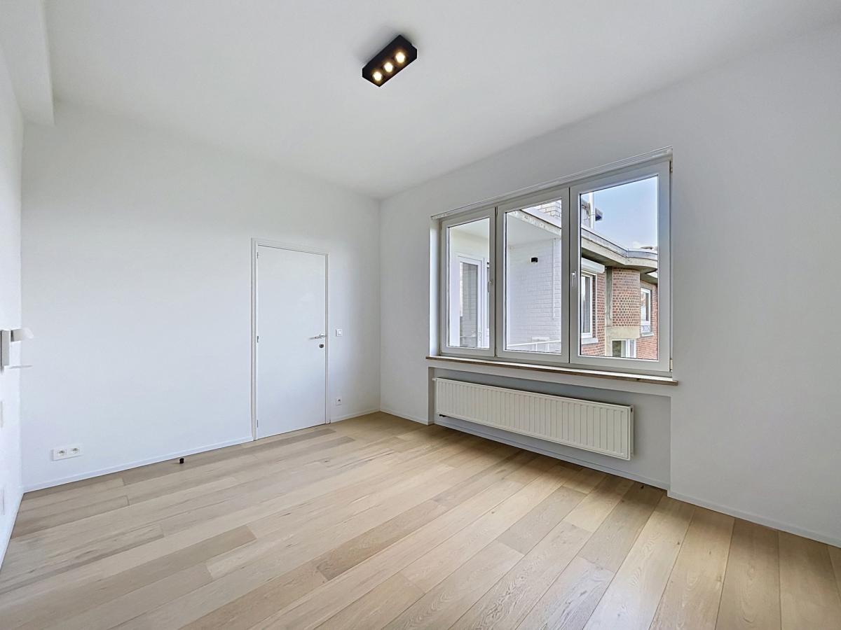 Pl. Brugmann/Molière : Penthouse rénové 2chambres + terrasse