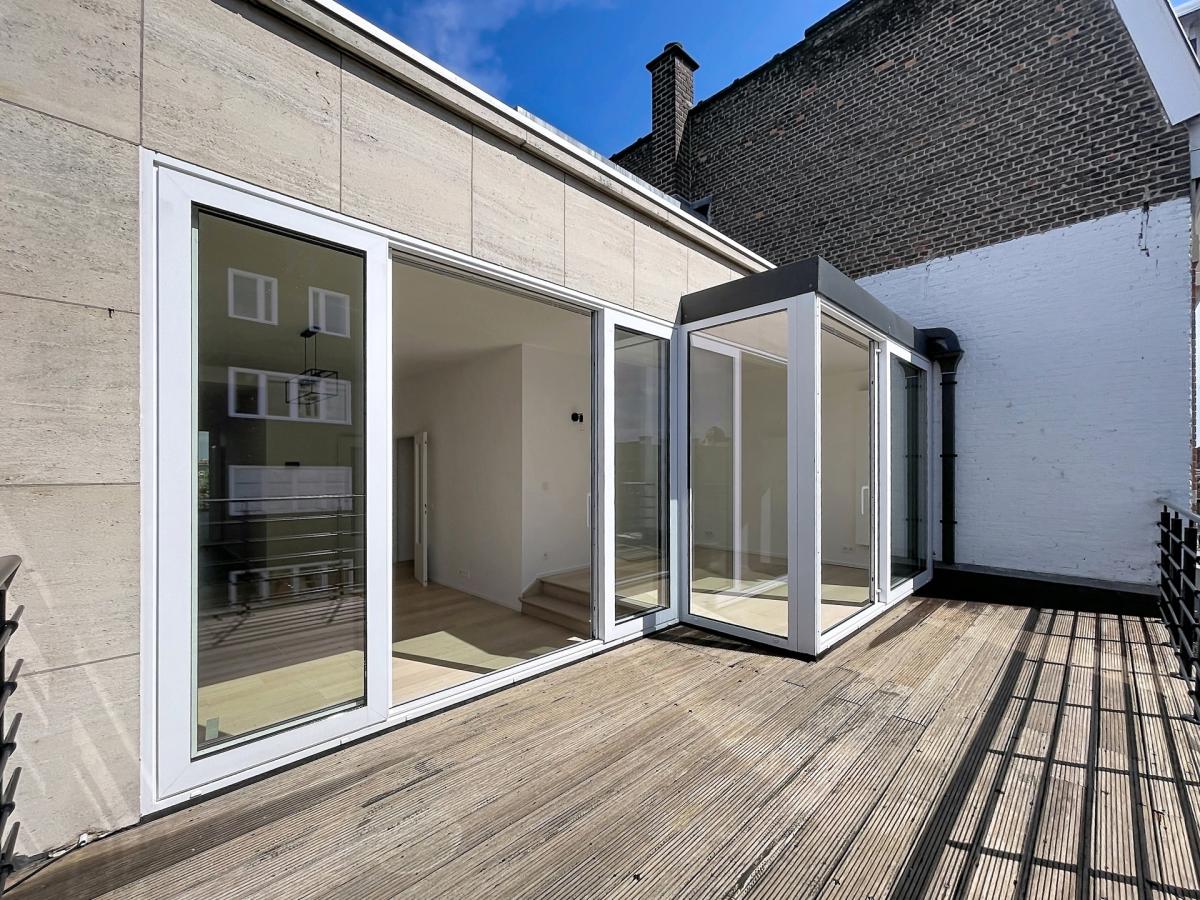 Pl. Brugmann/Molière : Penthouse rénové 2chambres + terrasse
