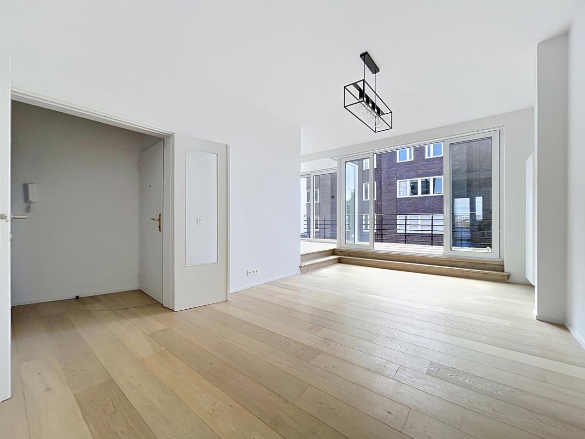 Pl. Brugmann/Molière : Penthouse rénové 2chambres + terrasse