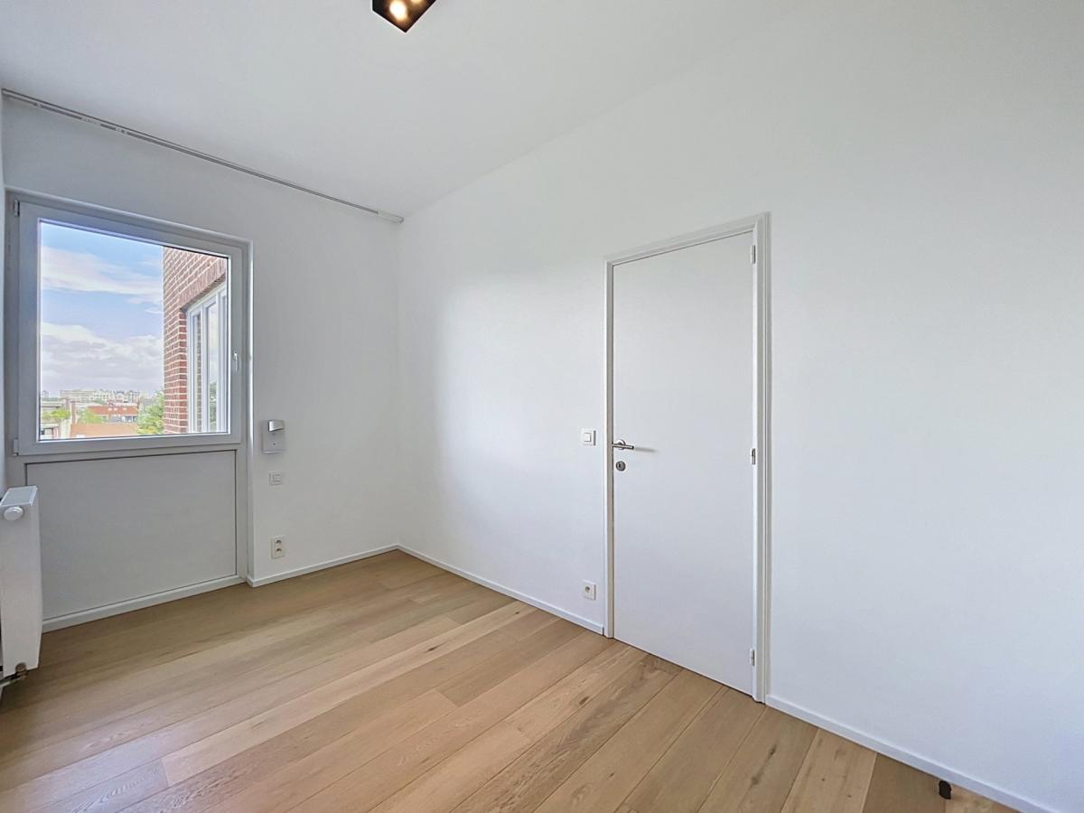 Pl. Brugmann/Molière : Penthouse rénové 2chambres + terrasse