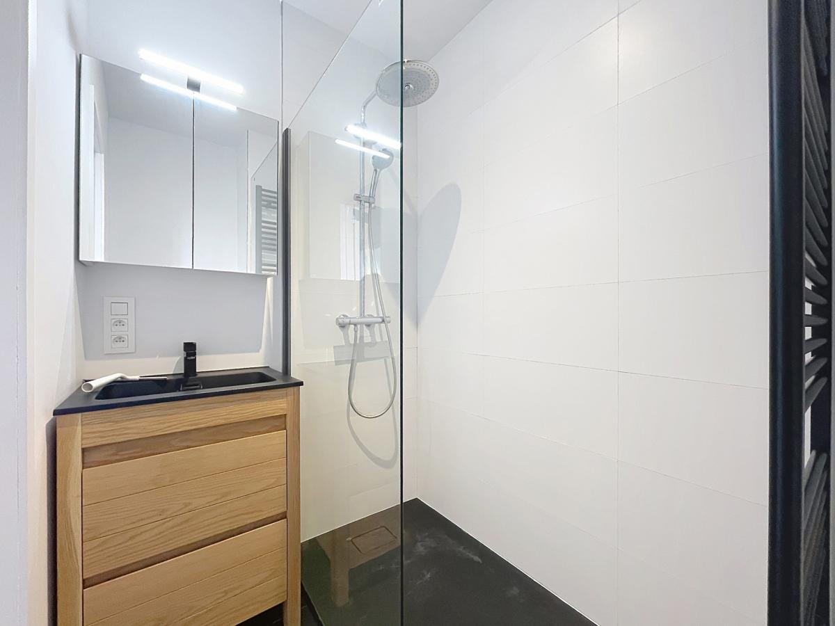 Pl. Brugmann/Molière : Penthouse rénové 2chambres + terrasse