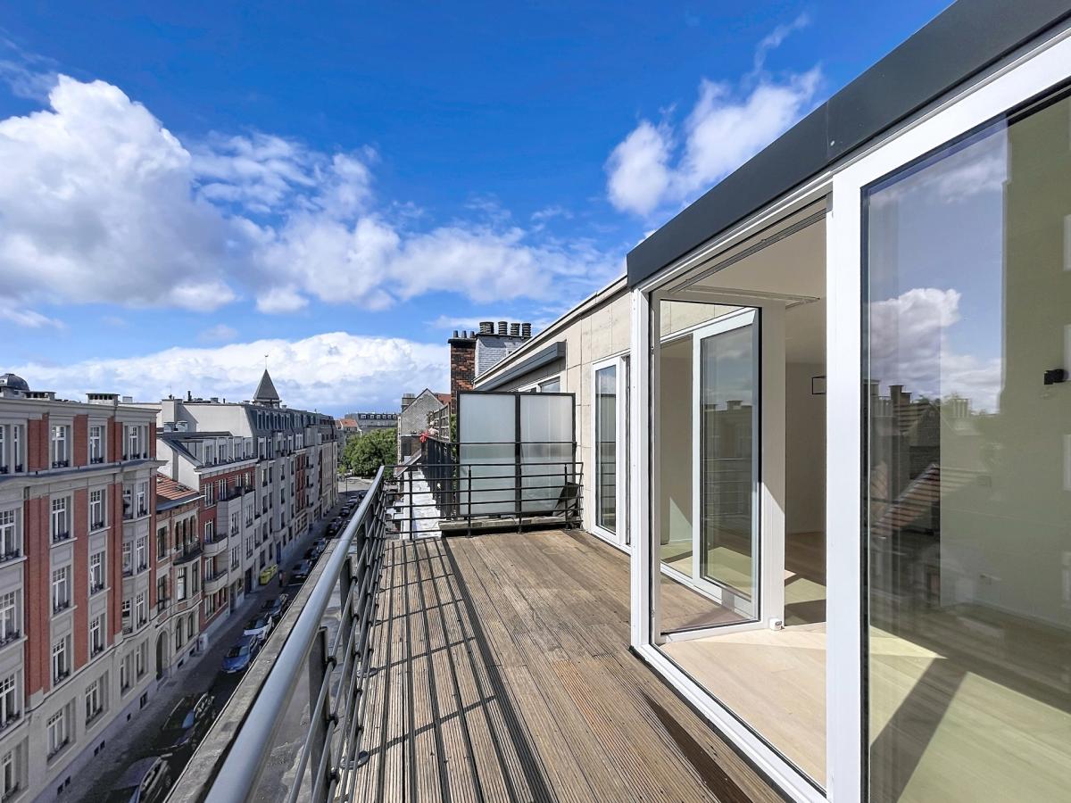 Pl. Brugmann/Molière : Penthouse rénové 2chambres + terrasse