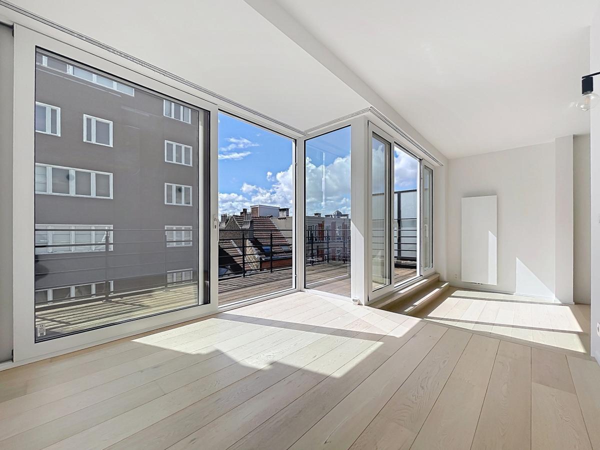 Pl. Brugmann/Molière : Penthouse rénové 2chambres + terrasse