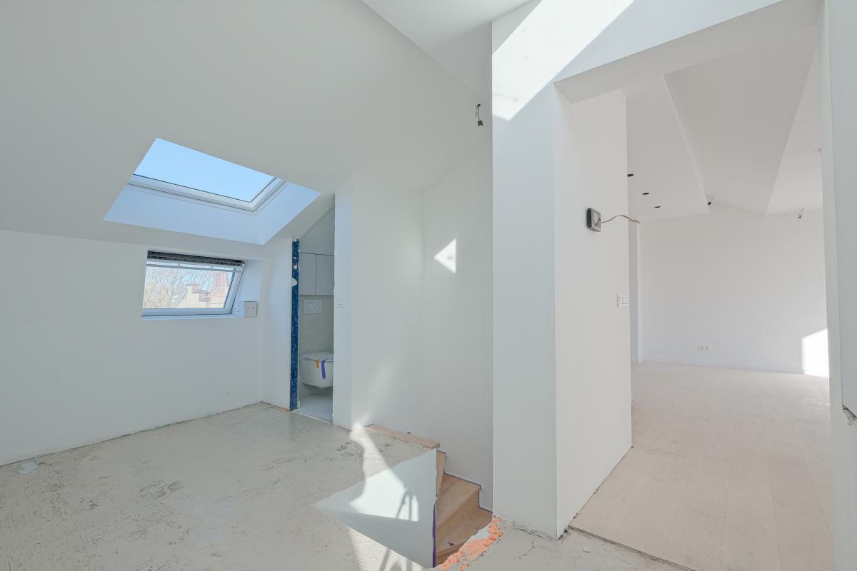Stephanie/Toison d'or, penthouse rénové ±120m² 3ch terr 17m²