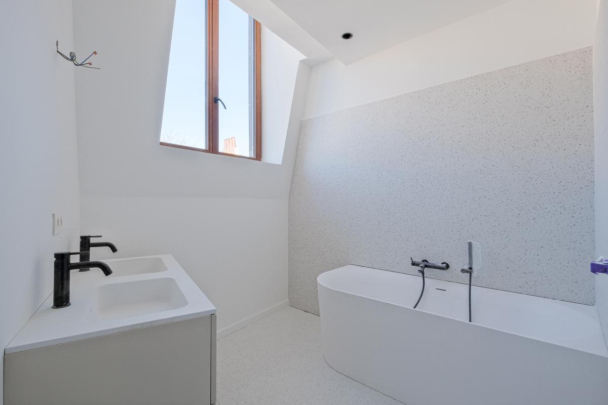 Stephanie/Toison d'or, penthouse rénové ±120m² 3ch terr 17m²