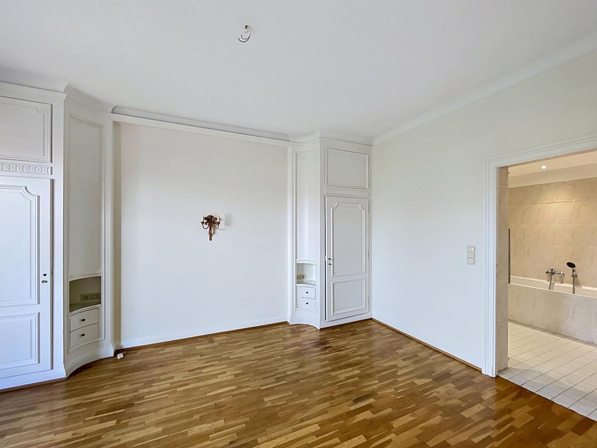 Sq. Vergote : Bel appartement 4 ch + terrasse + pkg