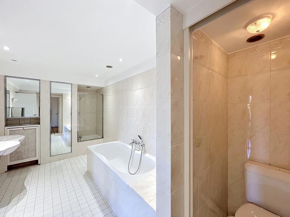 Sq. Vergote : Bel appartement 4 ch + terrasse + pkg