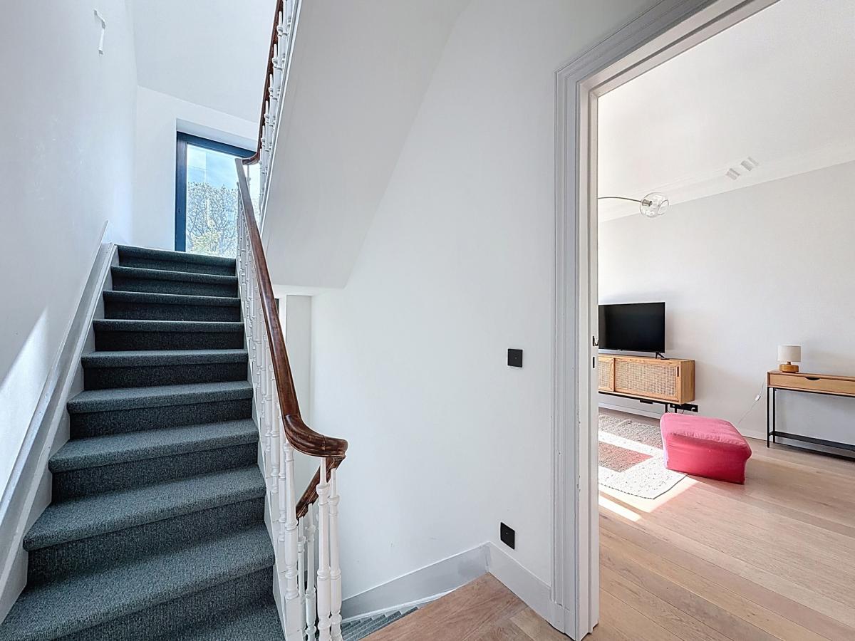 Pl. Vanderkindere : Superbe duplex penthouse meublé + terras