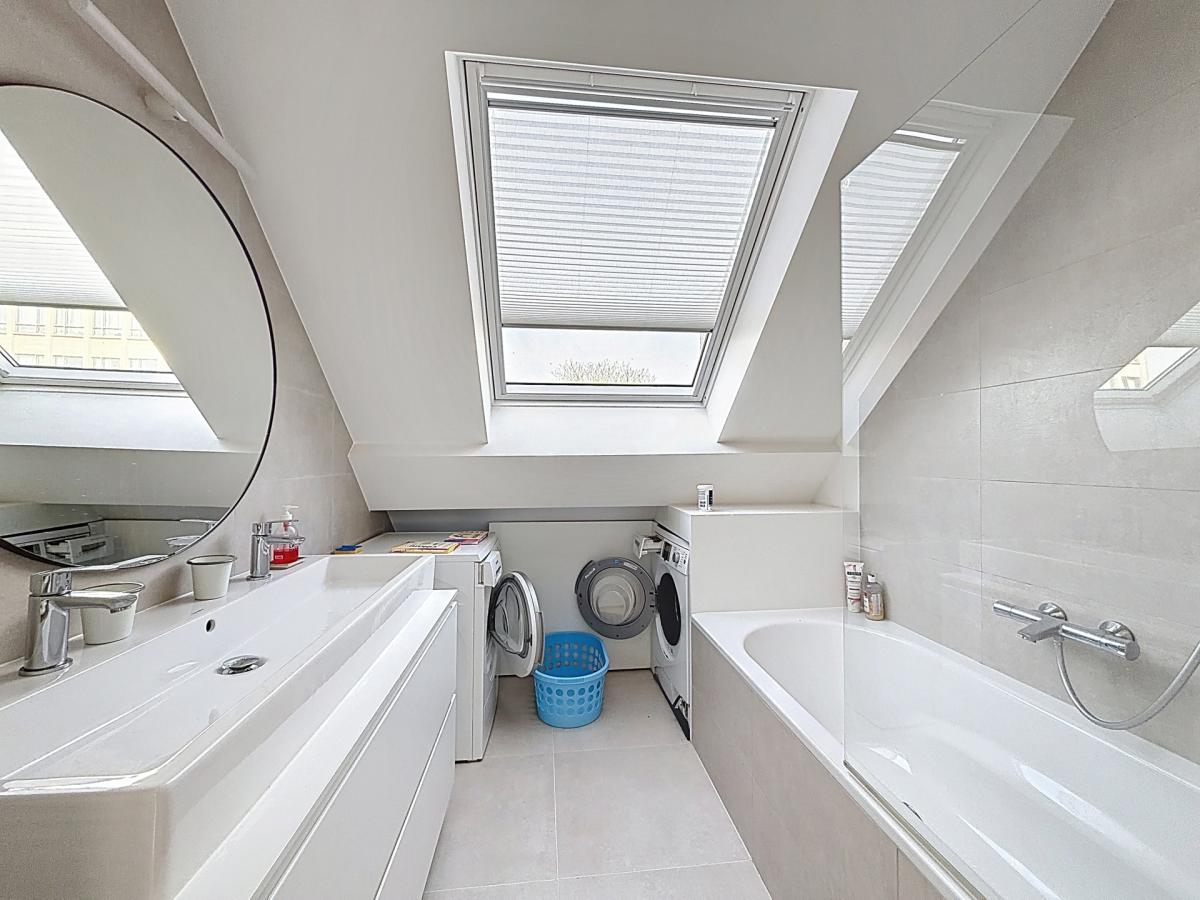 Pl. Vanderkindere : Superbe duplex penthouse meublé + terras