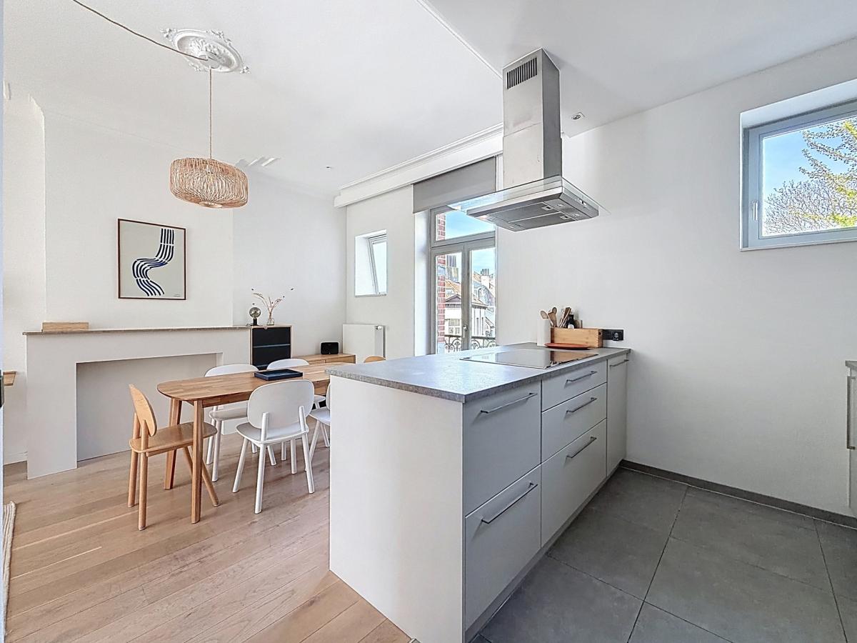 Pl. Vanderkindere : Superbe duplex penthouse meublé + terras