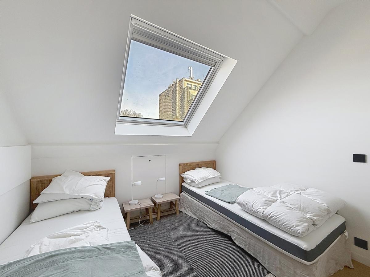 Pl. Vanderkindere : Superbe duplex penthouse meublé + terras
