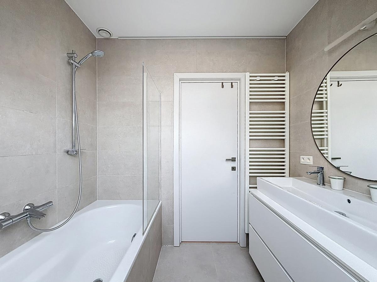 Pl. Vanderkindere : Superbe duplex penthouse meublé + terras