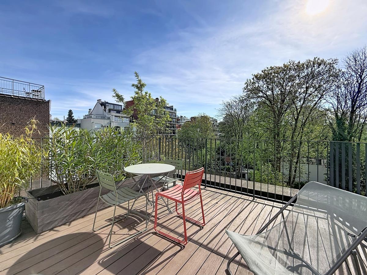 Pl. Vanderkindere : Superbe duplex penthouse meublé + terras