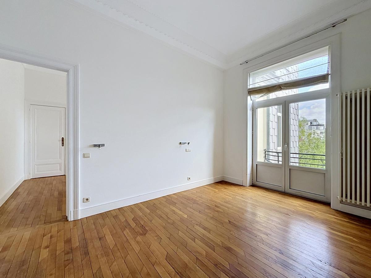 Place Brugmann : Appartement de haut standing 3 ch + bureau