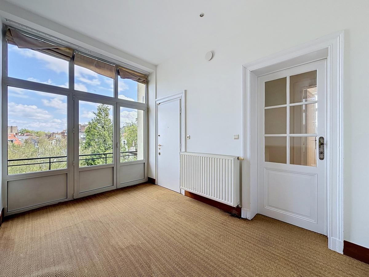 Place Brugmann : Appartement de haut standing 3 ch + bureau