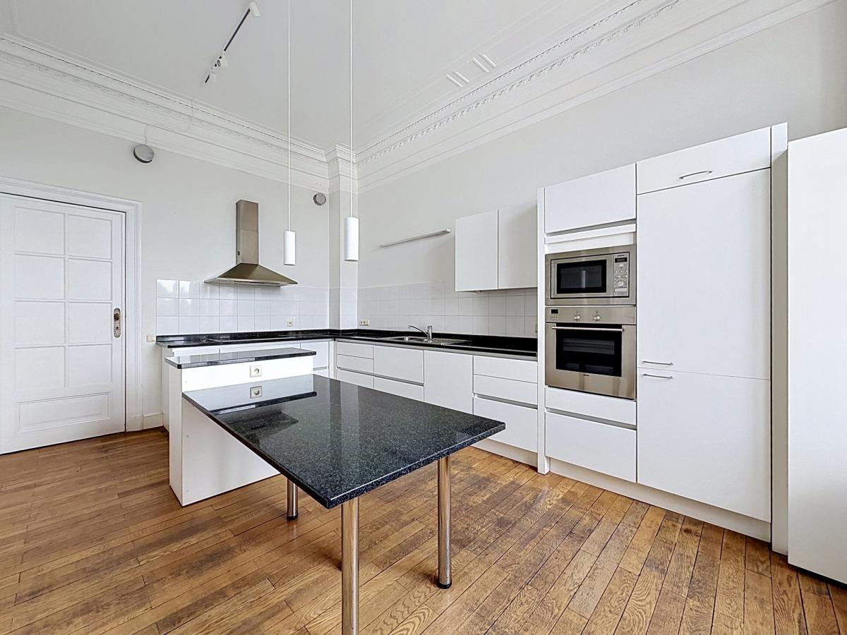 Place Brugmann : Appartement de haut standing 3 ch + bureau