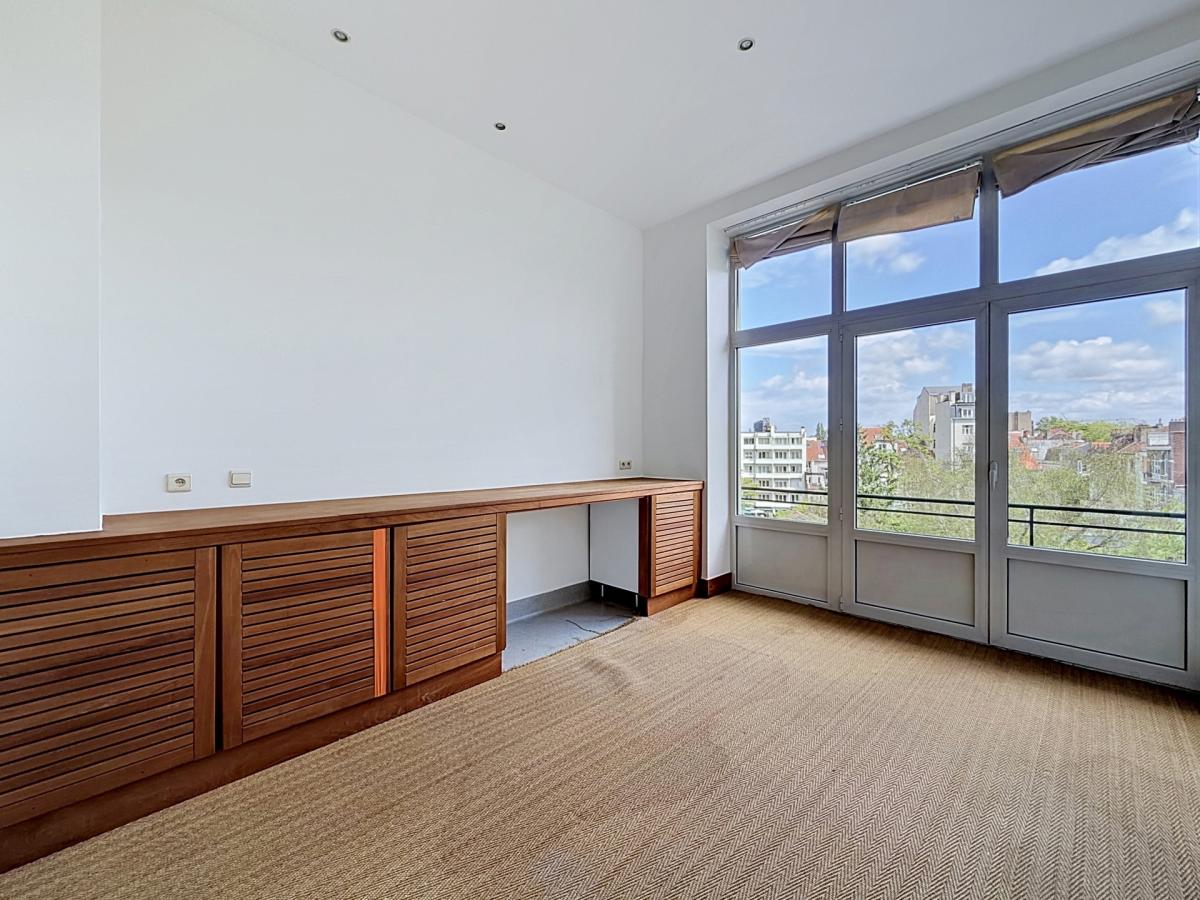 Place Brugmann : Appartement de haut standing 3 ch + bureau