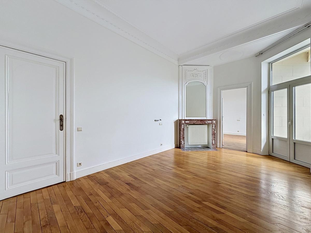 Place Brugmann : Appartement de haut standing 3 ch + bureau