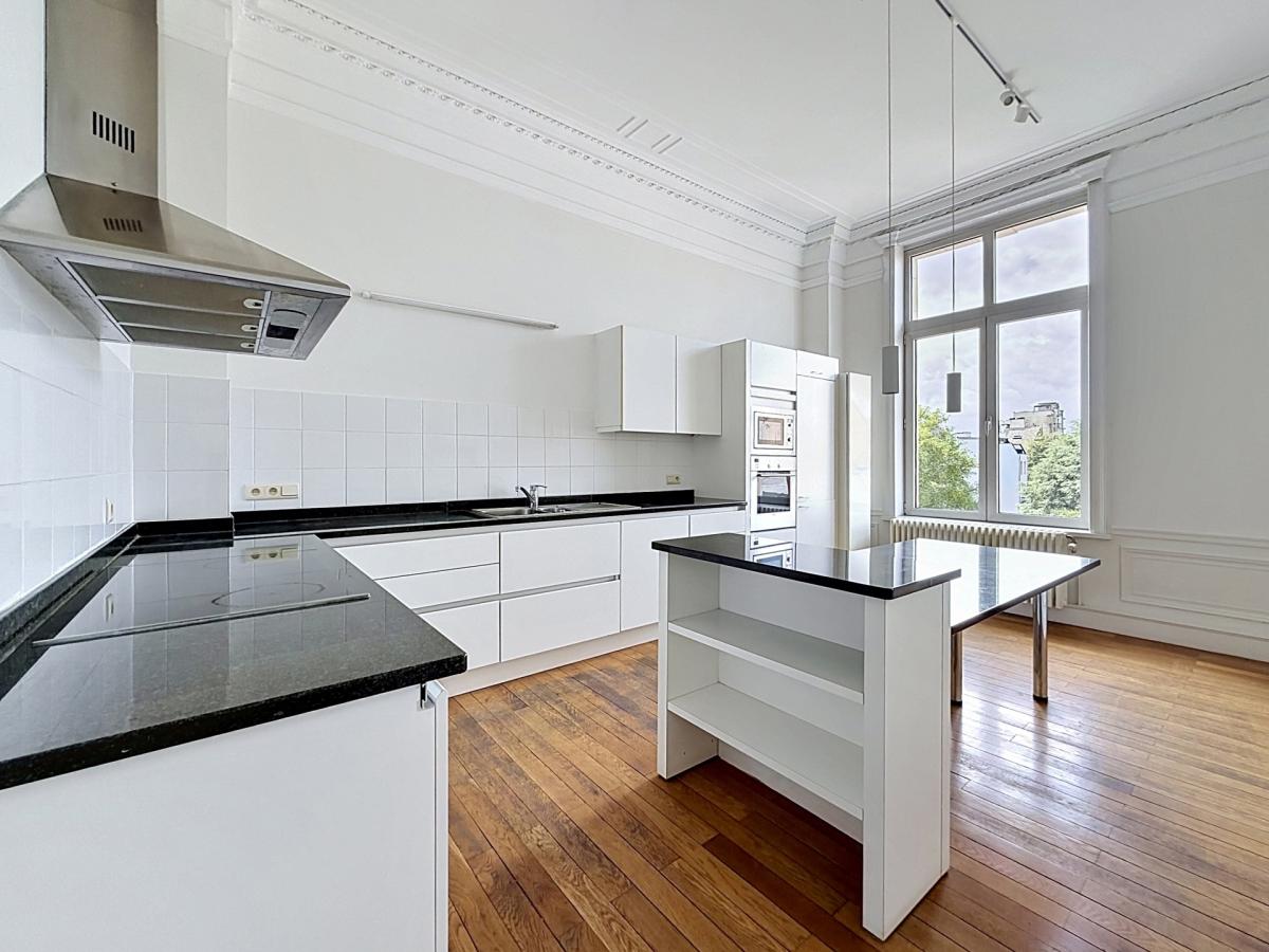 Place Brugmann : Appartement de haut standing 3 ch + bureau