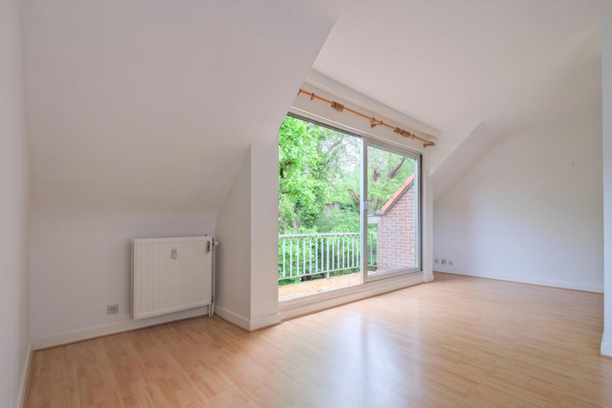 Saint Job - Duplex à rafraîchir avec terrasse et parking.