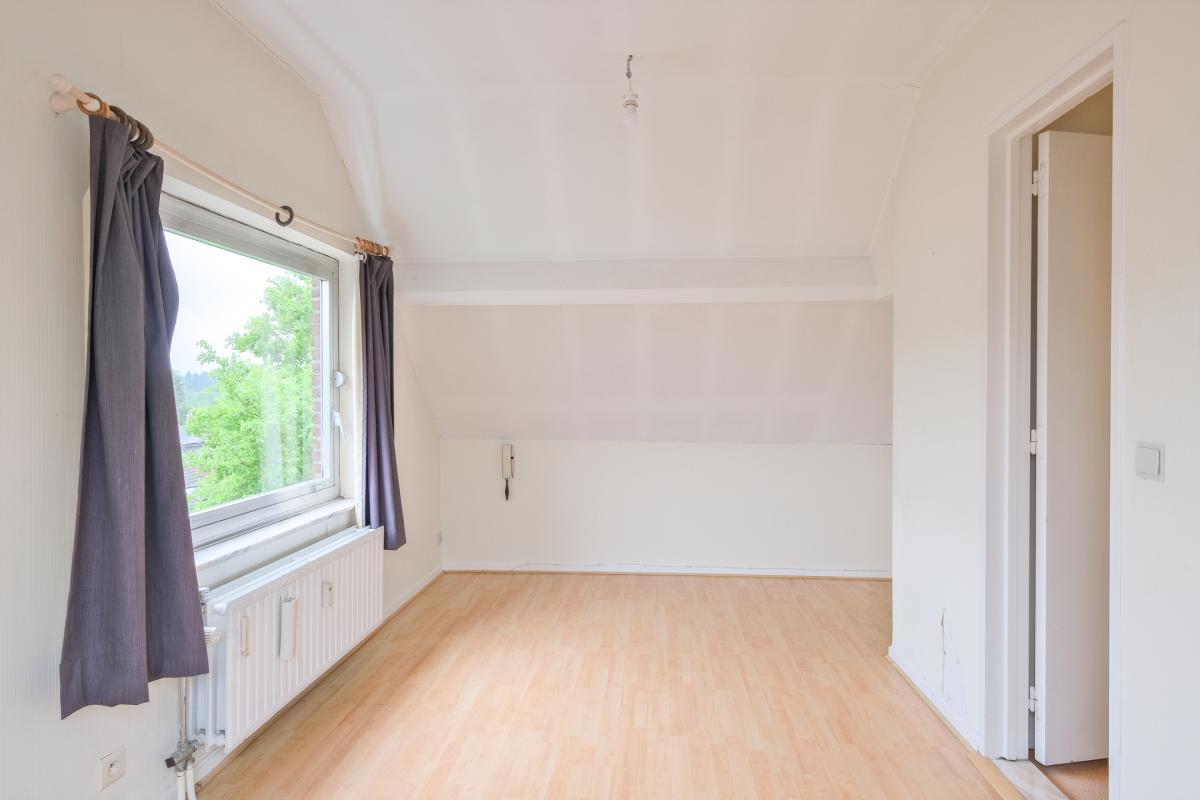 Saint Job - Duplex à rafraîchir avec terrasse et parking.