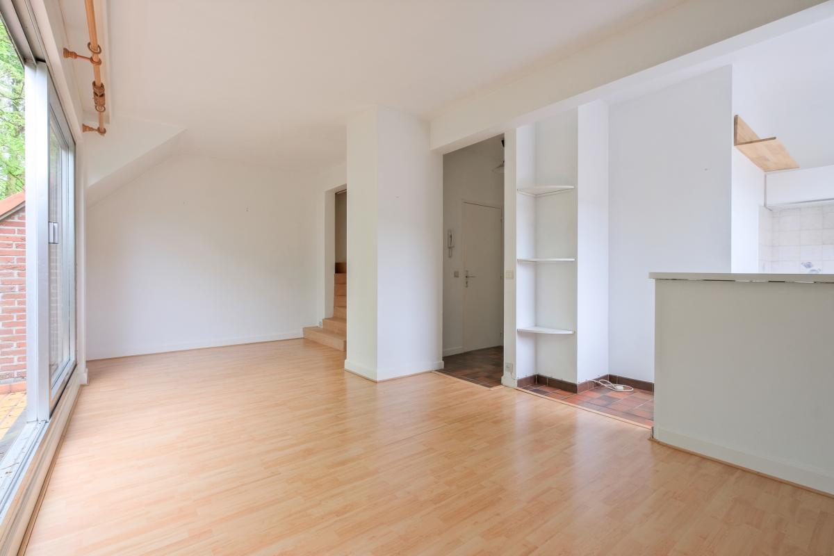 Saint Job - Duplex à rafraîchir avec terrasse et parking.