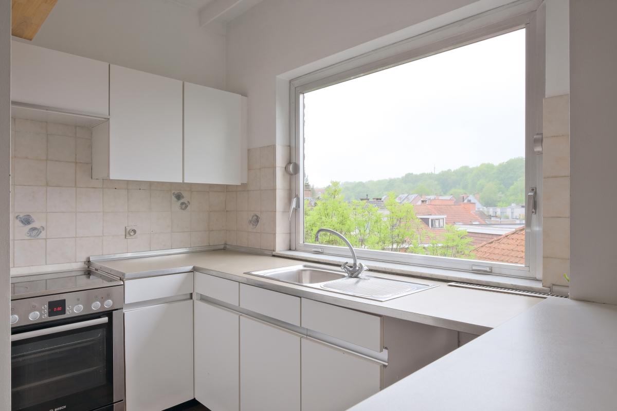 Saint Job - Duplex à rafraîchir avec terrasse et parking.