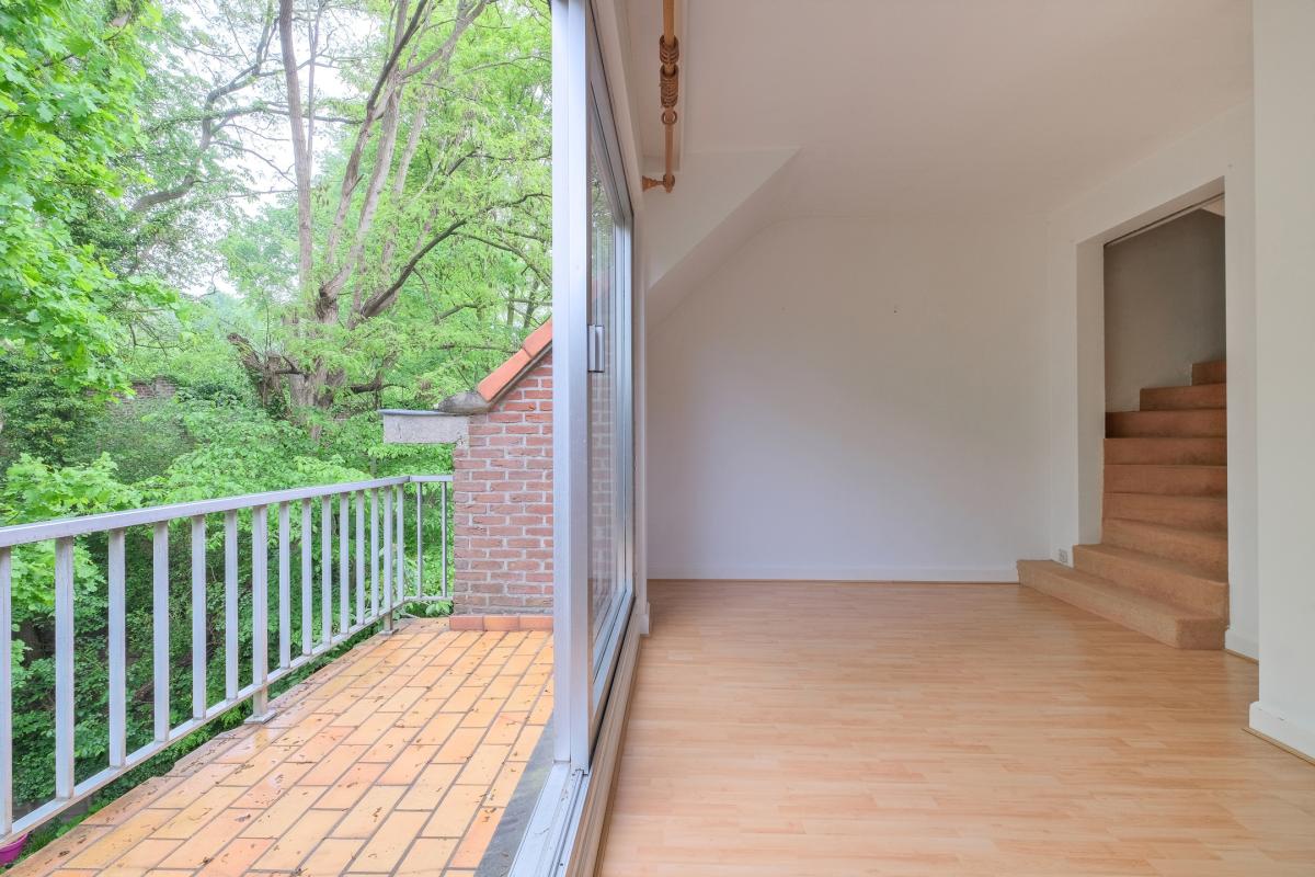 Saint Job - Duplex à rafraîchir avec terrasse et parking.
