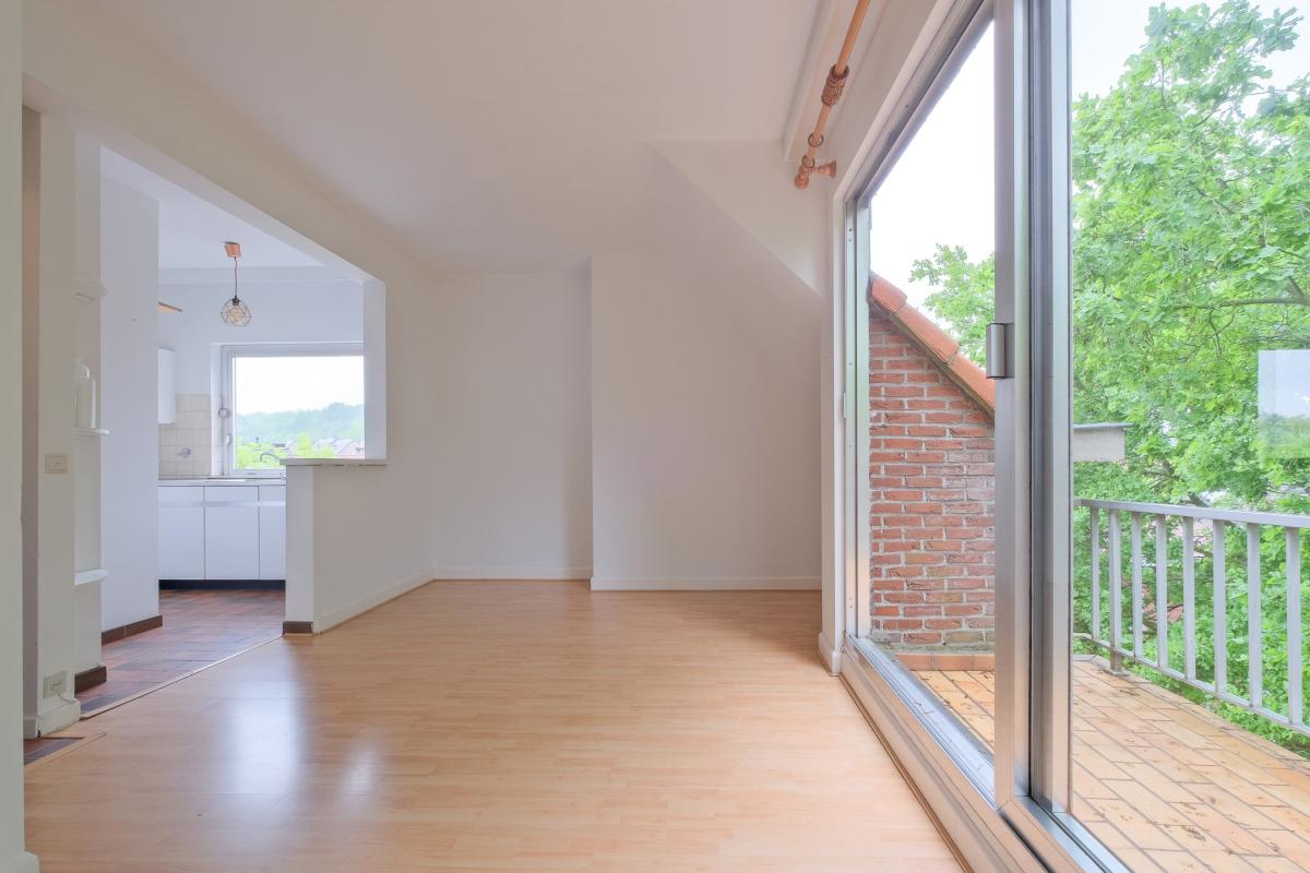 Saint Job - Duplex à rafraîchir avec terrasse et parking.