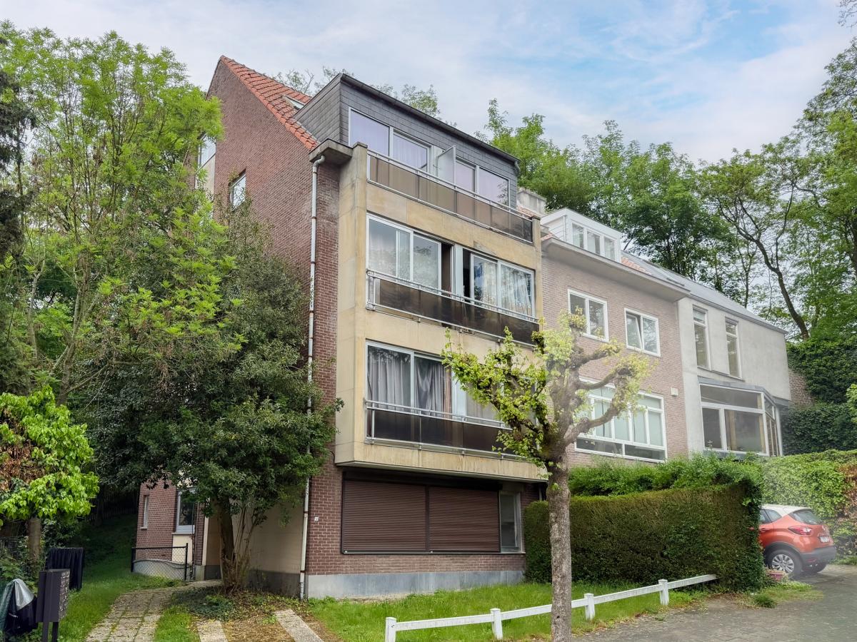 Saint Job - Duplex à rafraîchir avec terrasse et parking.