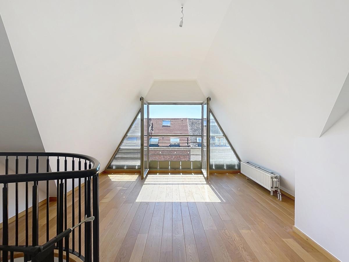 Châtelain : Duplex penthouse avec terrasse et parking