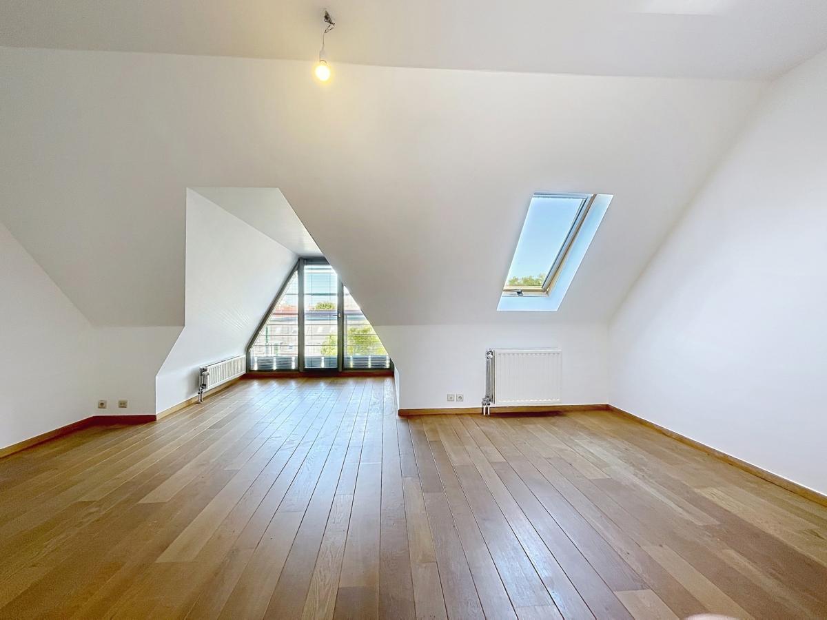 Châtelain : Duplex penthouse avec terrasse et parking