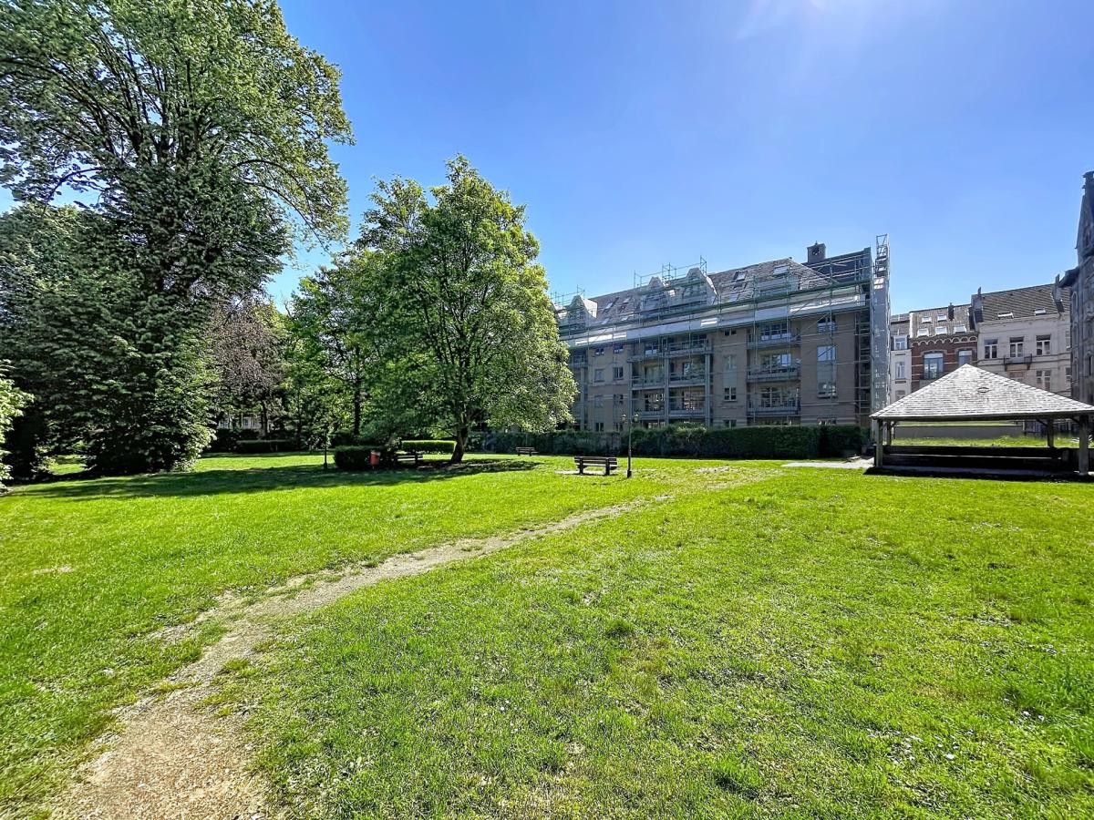 Châtelain : Duplex penthouse avec terrasse et parking