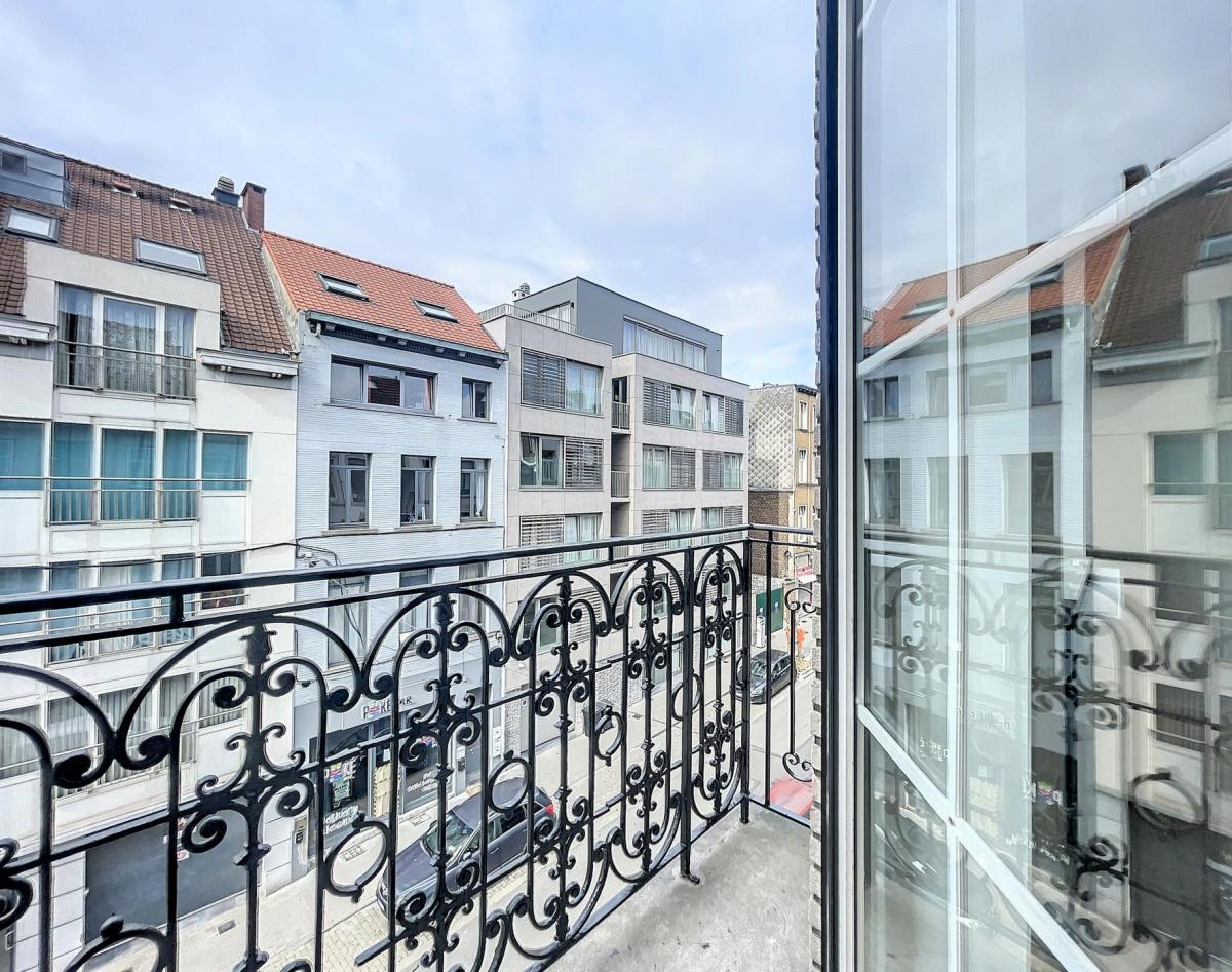 Appartement rénové 2 chambres, 2 salles de bain et balcon