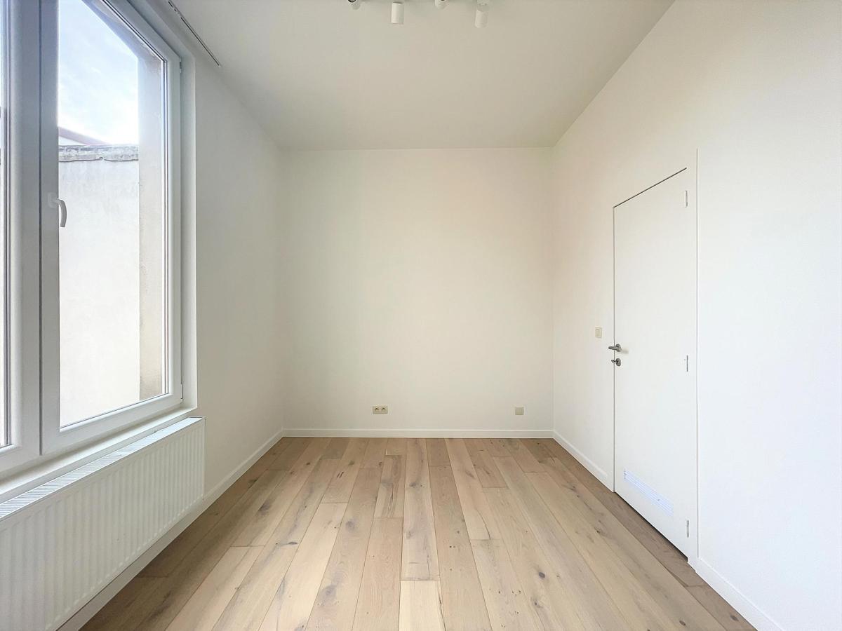 Appartement rénové 2 chambres, 2 salles de bain et balcon