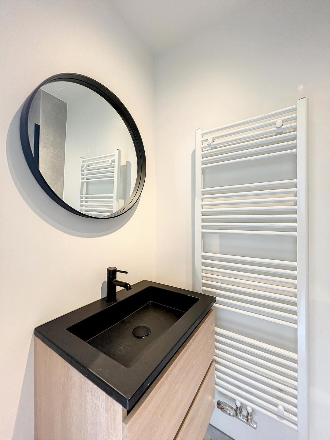 Appartement rénové 2 chambres, 2 salles de bain et balcon