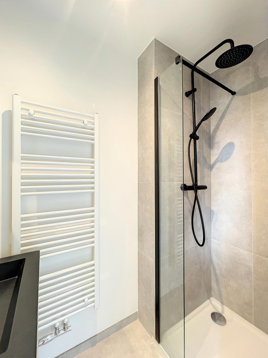 Appartement rénové 2 chambres, 2 salles de bain et balcon