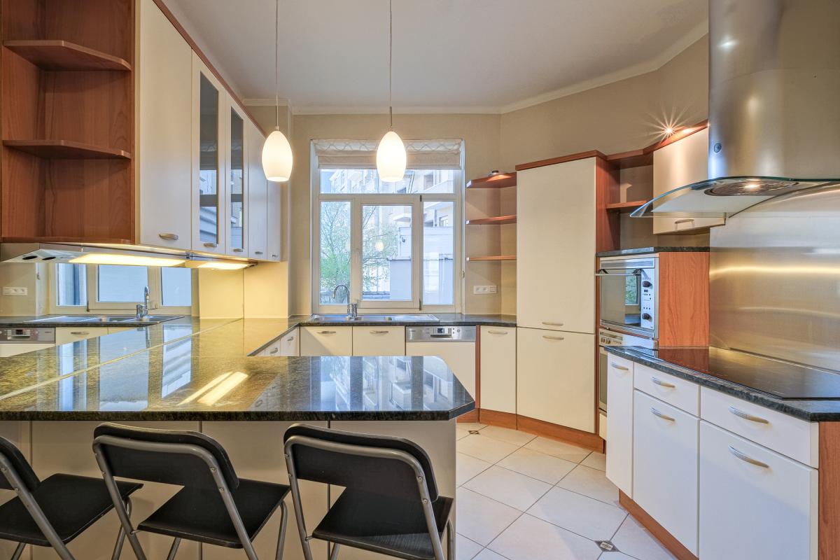 Rond Point Etoile : Superbe appartement 3 chambres 